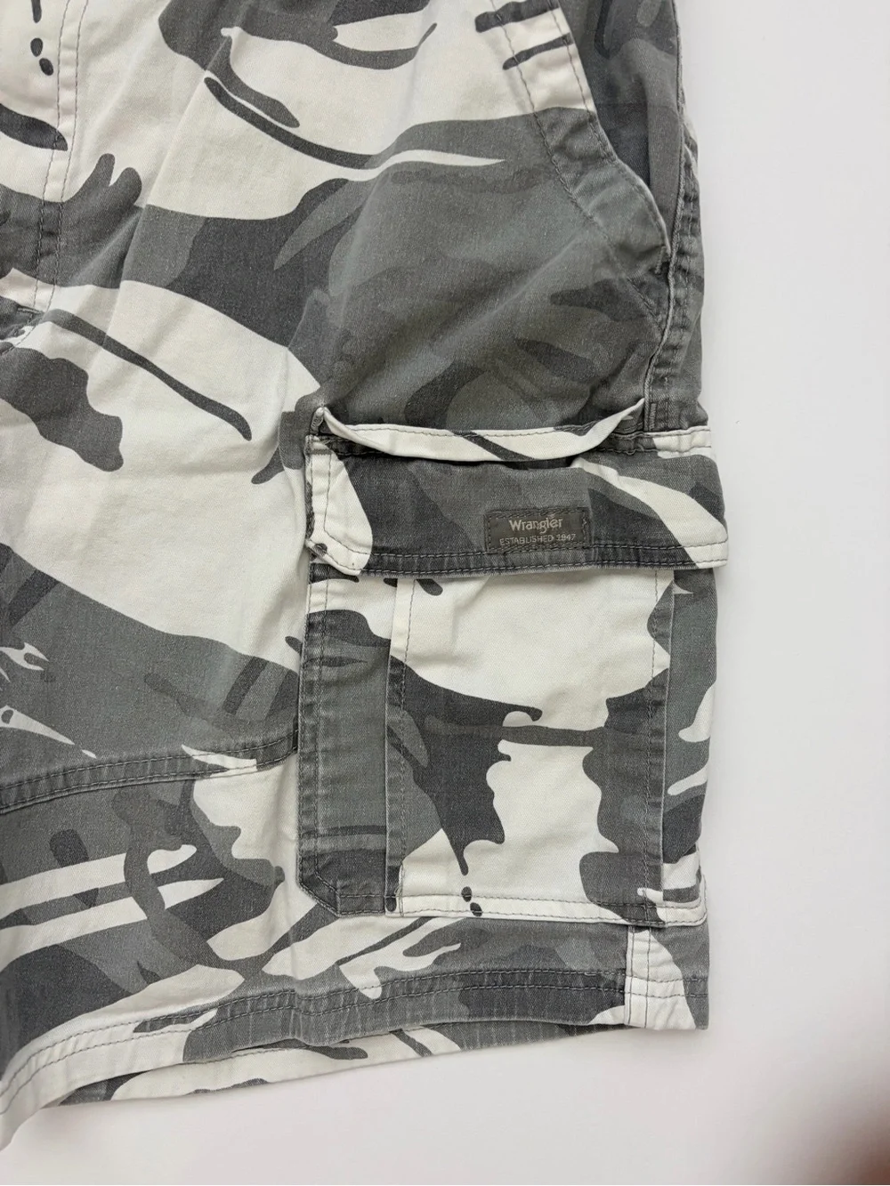 Wrangler Gray & White Camouflage Cargo Shorts 38